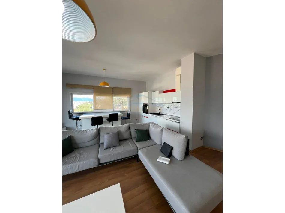 Tirane, jepet me qera apartament 2+1 Kati 4, 100 m² 900 € (Kopshti Botanik)