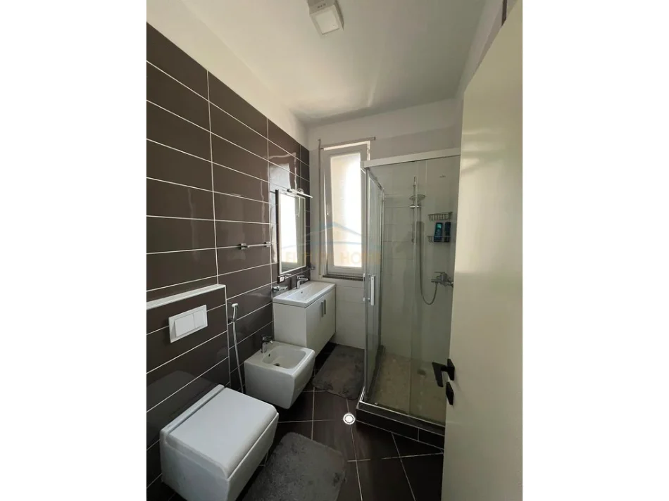 Tirane, jepet me qera apartament 2+1 Kati 4, 100 m² 900 € (Kopshti Botanik)