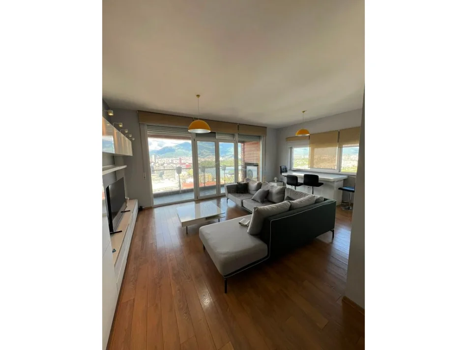 Tirane, jepet me qera apartament 2+1 Kati 4, 100 m² 900 € (Kopshti Botanik)