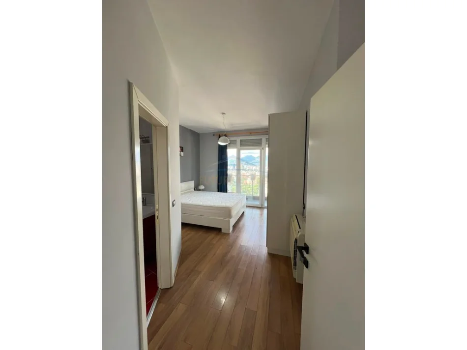 Tirane, jepet me qera apartament 2+1 Kati 4, 100 m² 900 € (Kopshti Botanik)