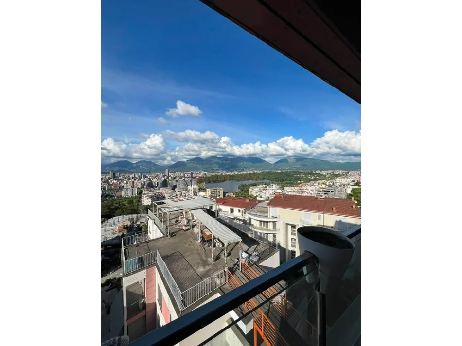 Tirane, jepet me qera apartament 2+1 Kati 4, 100 m² 900 € (Kopshti Botanik)