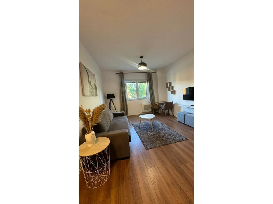 Tirane, jepet me qera apartament 1+1 Kati 1, 78 m² 650 € (kodra e diellit)
