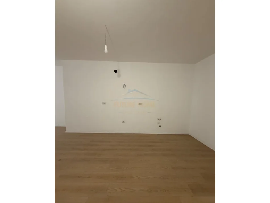 Tirane, shitet apartament 1+1 Kati 3, 101 m² 110.000 € (Kombinat)