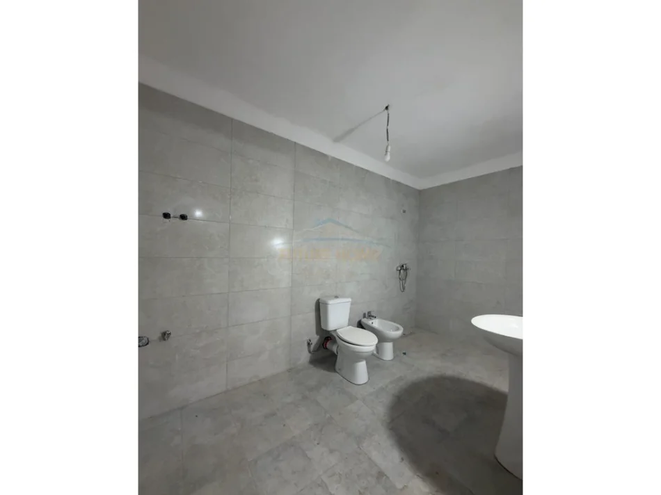 Tirane, shitet apartament 1+1 Kati 3, 101 m² 110.000 € (Kombinat)