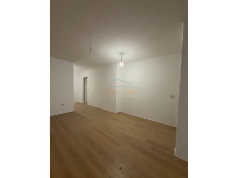 Tirane, shitet apartament 1+1 Kati 3, 101 m² 110.000 € (Kombinat)