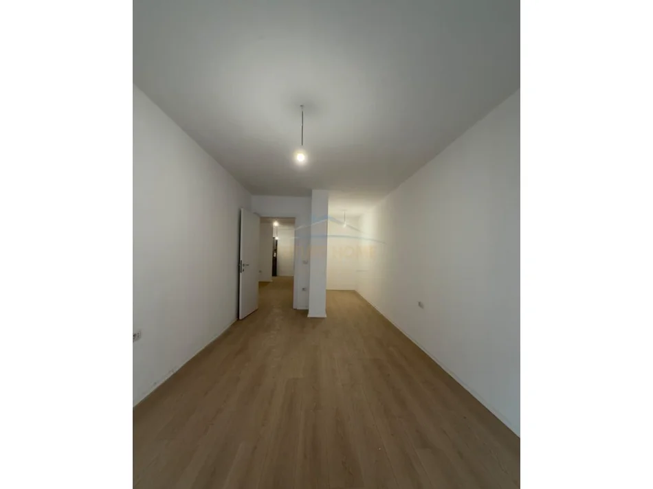 Tirane, shitet apartament 1+1 Kati 3, 101 m² 110.000 € (Kombinat)
