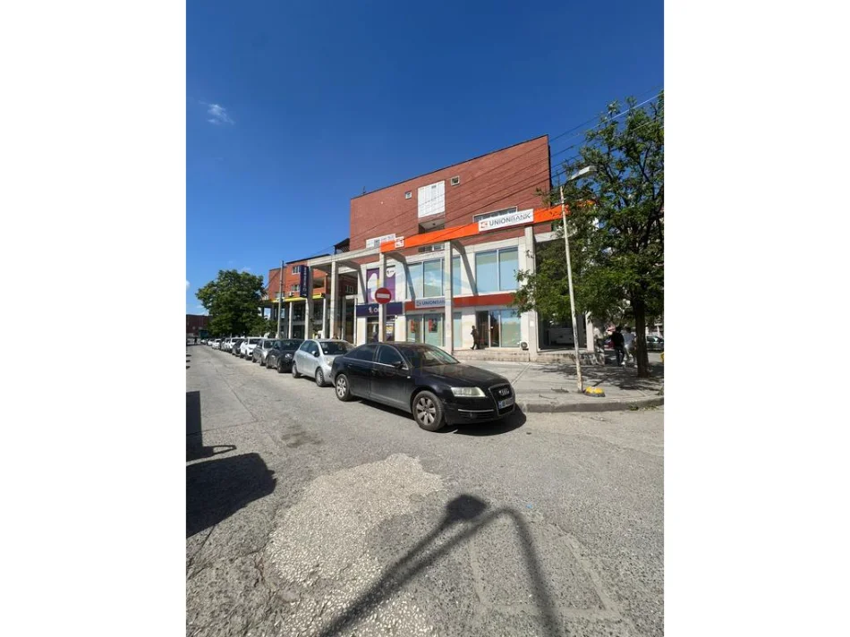 Tirane, jepet me qera ambjent biznesi Kati 0, 125 m² 2.200 € (Laprake)
