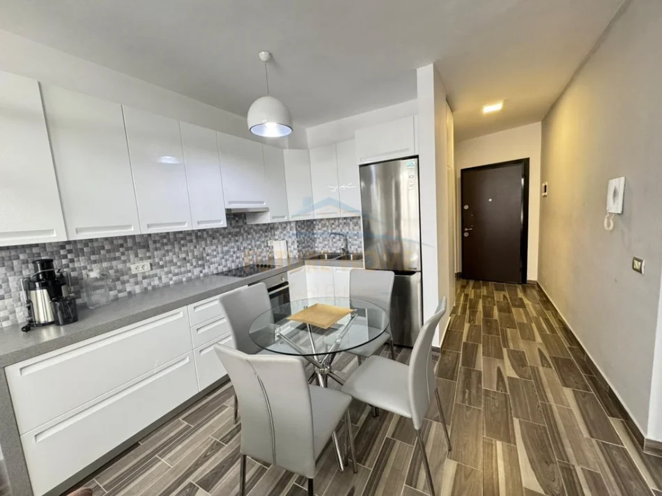 Tirane, jepet me qera apartament 1+1 Kati 3, 65 m² 550 € (Kompleksi Ferrari, Rruga Peti)
