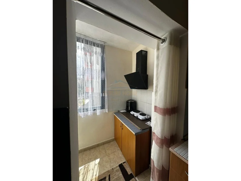 Tirane, jepet me qera apartament 1+1 Kati 3, 42 m² 450 € (Rruga e Elbasanit)