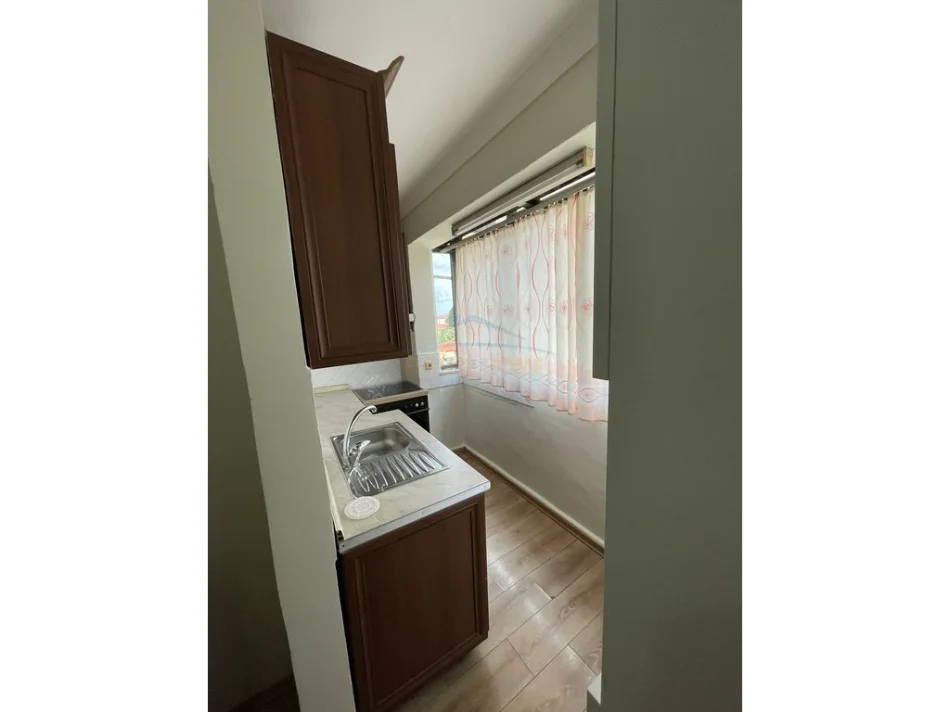 Tirane, jepet me qera apartament 1+1 Kati 6, 53 m² 400 € (Laprake)