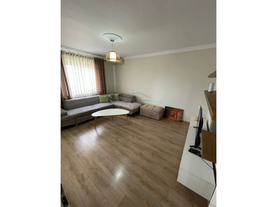 Tirane, jap me qera apartament 1+1 Kati 6, 53 m² 400 € (Laprakë , Tiranë)
