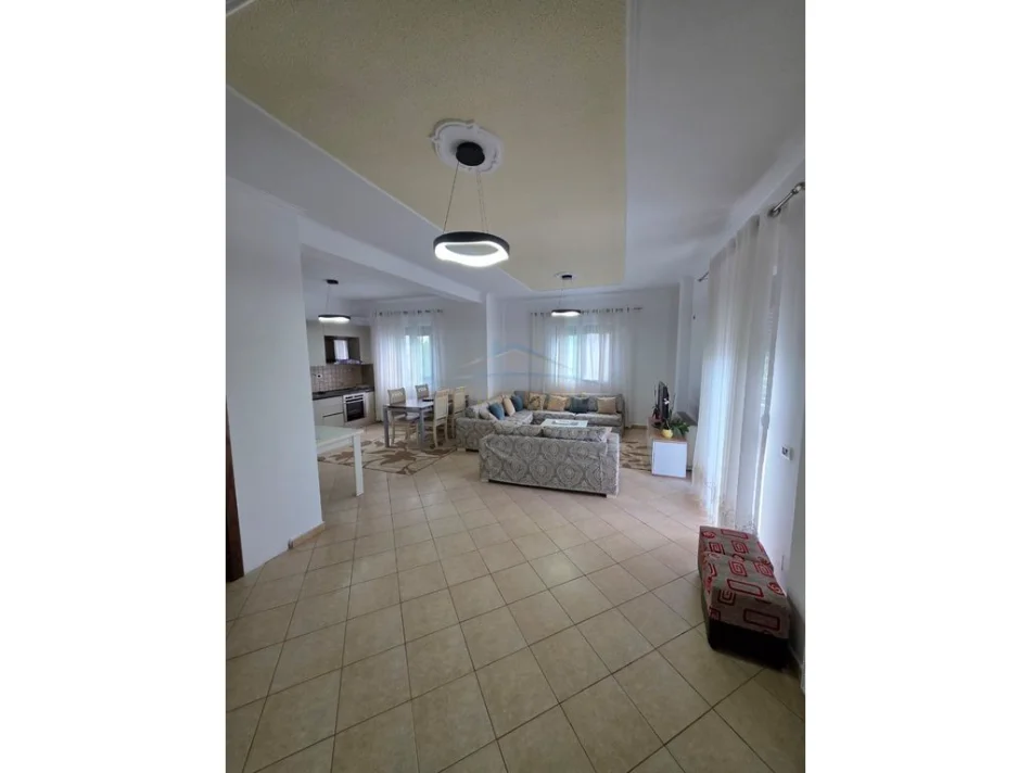 Tirane, jepet me qera apartament 3+1 Kati 1, 133 m² 600 € (Sauk)