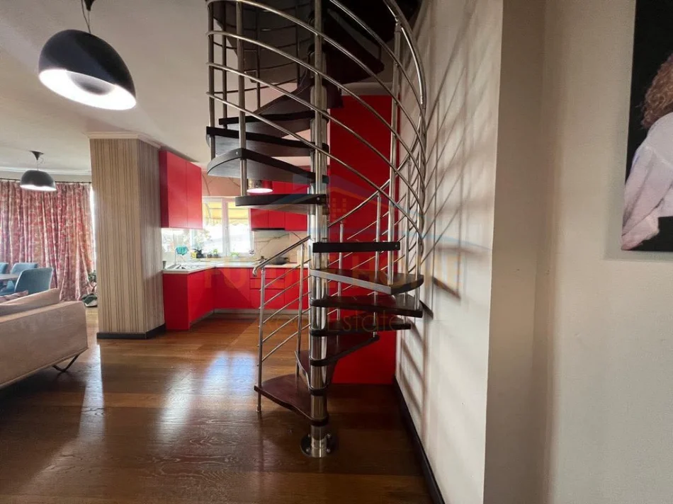 Tirane, shitet apartament 2+1+Ballkon Kati 10, 101 m² 205.600 € (Pallati me Shigjeta)