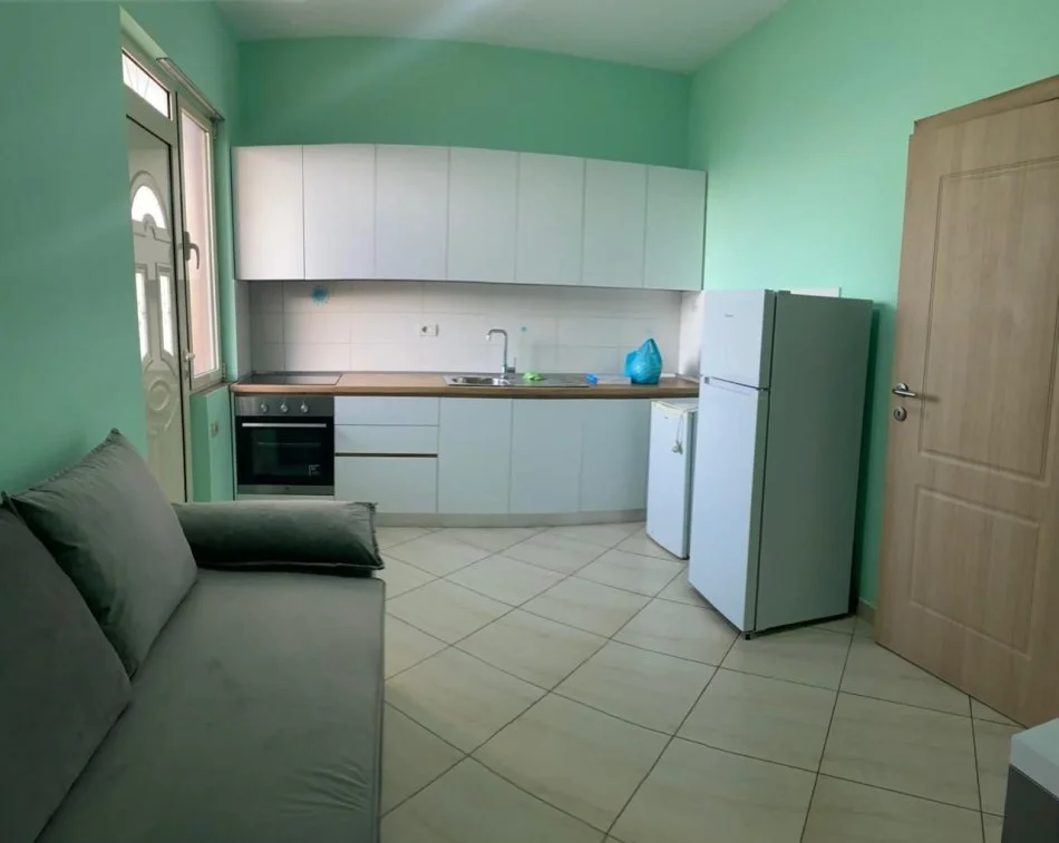 Tirane, jepet me qera shtepi 2+1+Ballkon Kati 1, 100 m² 400 € (rruga Kristaq Capo)