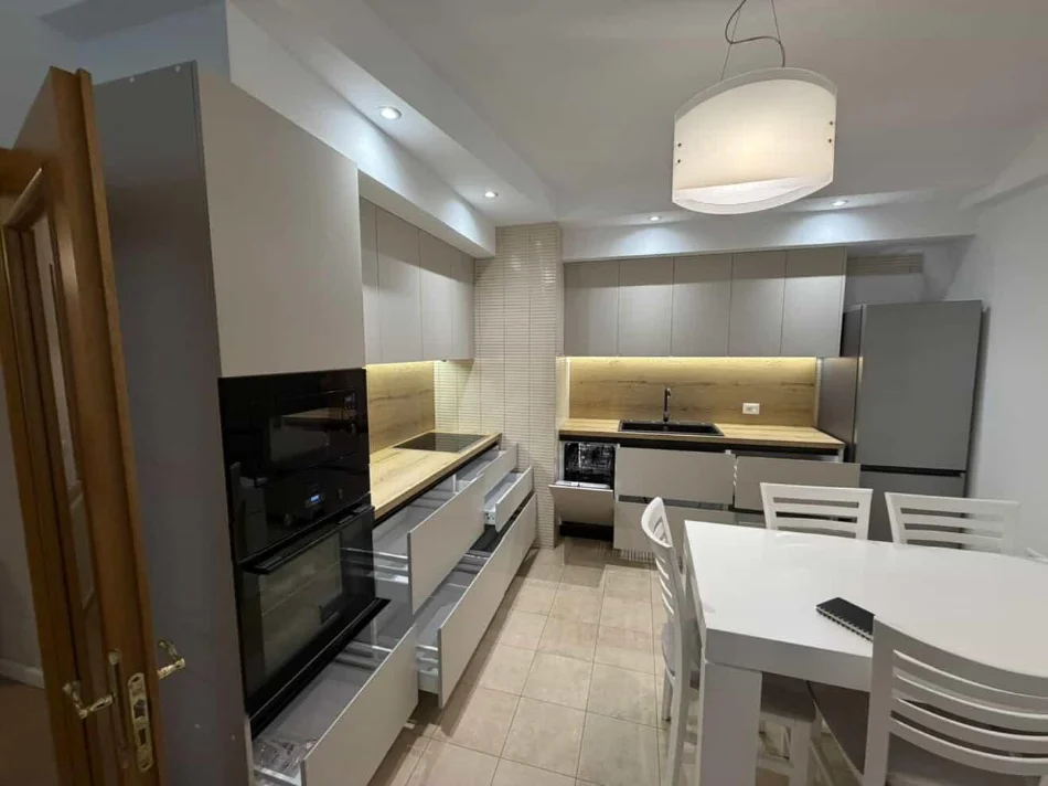 Tirane, jepet me qera apartament 2+1 Kati 5, 110 m² 1.000 € (Komuna e Parisit)