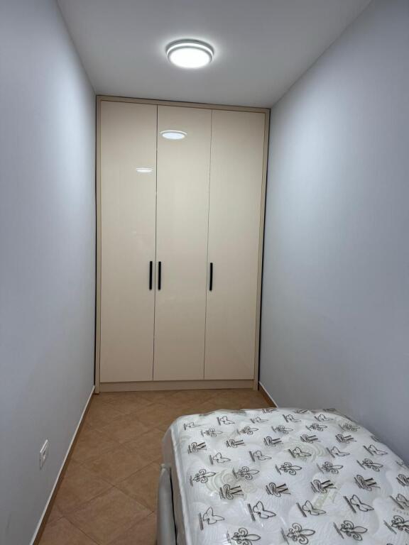 Tirane, jepet me qera apartament 2+1+Ballkon Kati 7, 80 m² 800 € (Rruga e Kavajes)