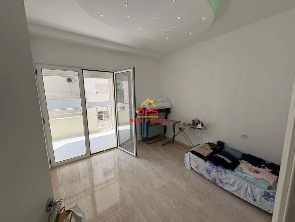 Vlore, shitet apartament 2+1+Ballkon Kati 5, 110 m² (Rruga Murat Tërbaci)