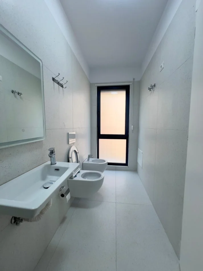 Tirane, jepet me qera apartament 2+1+Ballkon Kati 1, 120 m² 800 € (Tregu elektrik)