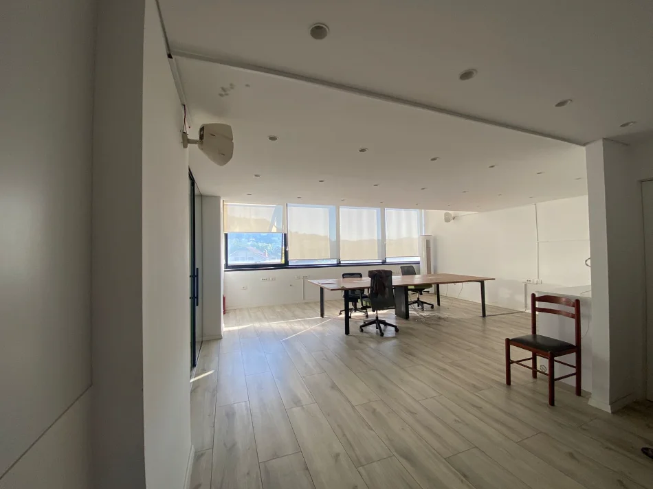 Tirane, jepet me qera zyre Kati 1, 93 m² 1.200 € (Rruga Bedri Karapici)