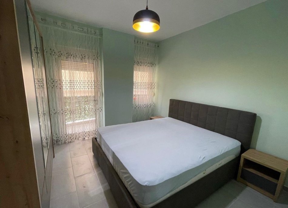 Tirane, jepet me qera apartament 2+1+Ballkon Kati 4, 105 m² 480 € (Yzberish)