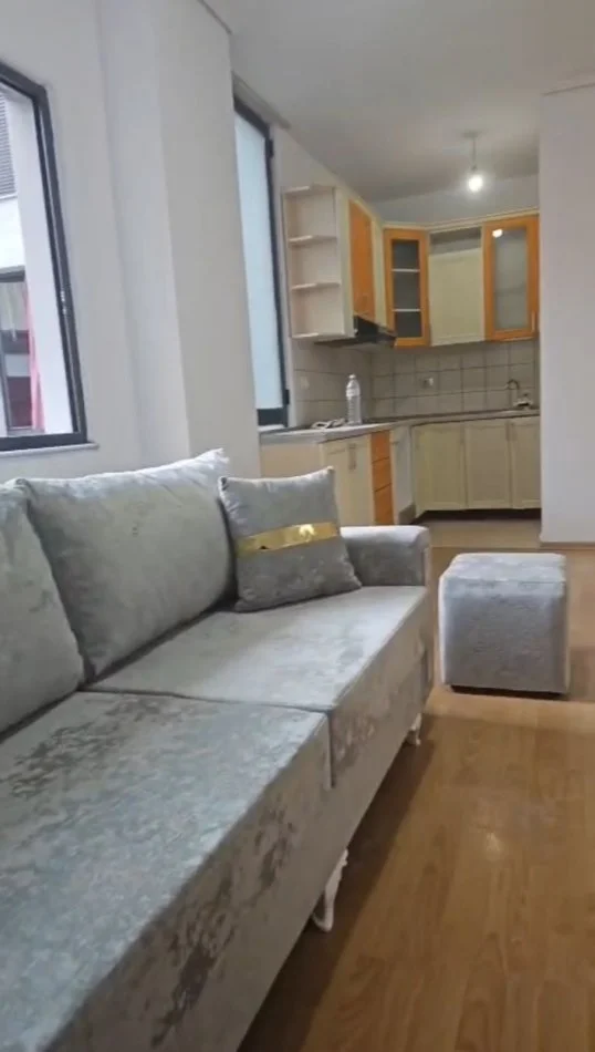 Tirane, jepet me qera apartament 2+1+Ballkon Kati 3, 110 m² 500 € 