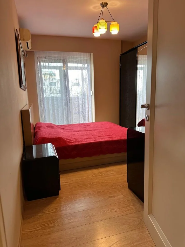 Tirane, jepet me qera apartament 2+1+Ballkon Kati 2, 82 m² 650 € (pranë Kopshtit Botanik)