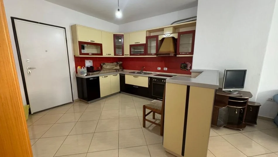 Tirane, jepet me qera apartament 1+1+Ballkon Kati 2, 70 m² 300 € (fresk)