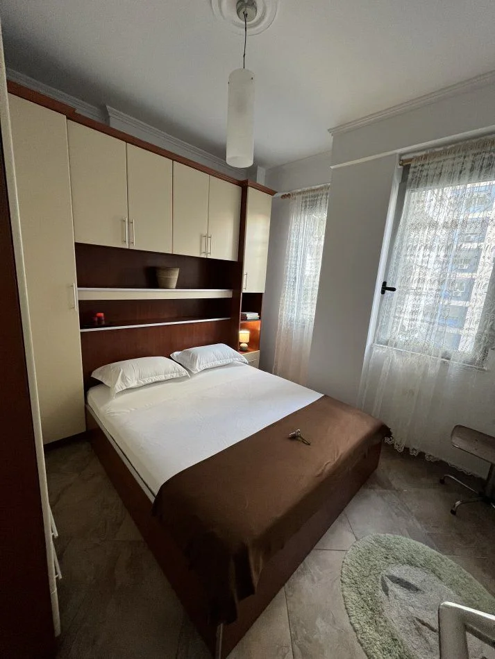 Tirane, jepet me qera apartament 2+1+Ballkon Kati 3, 70 m² 700 € (RRUGA E DIBRES)