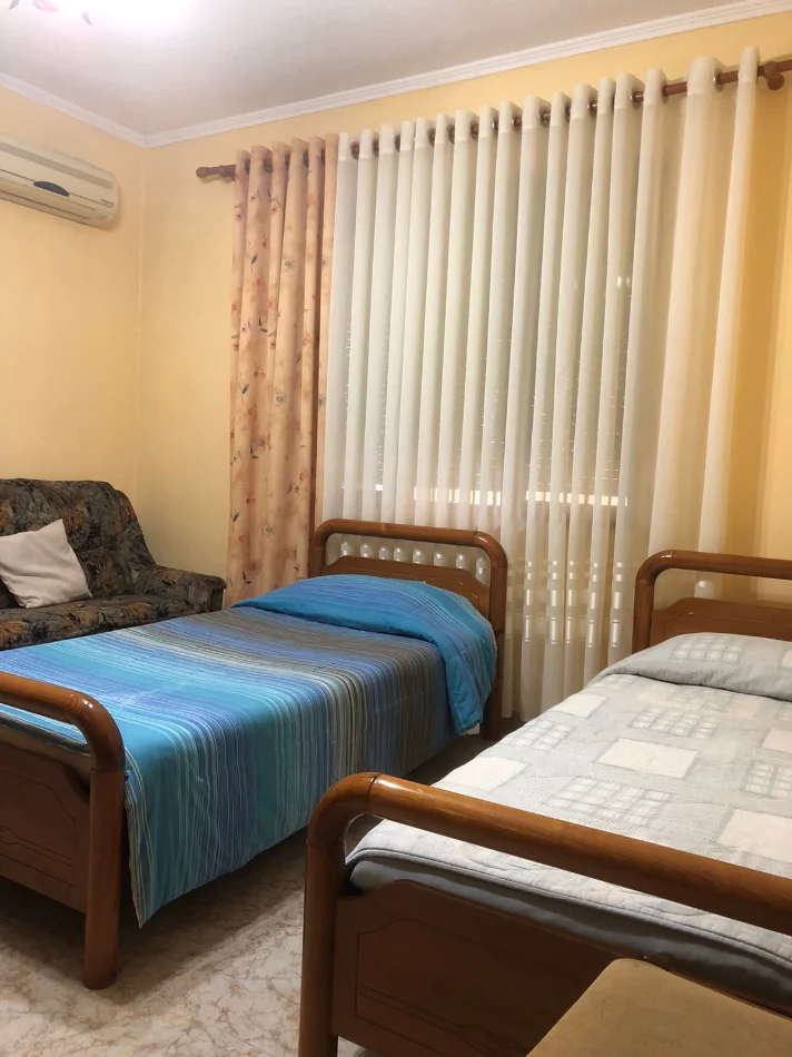 Tirane, jepet me qera apartament 2+1+Ballkon Kati 2, 125 m² 800 € (TREGU ELEKTRIK)