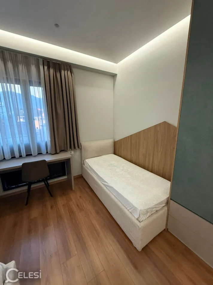 Tirane, jepet me qera apartament 2+1+Ballkon Kati 2, 113 m² 700 € (FARMACIA 10)