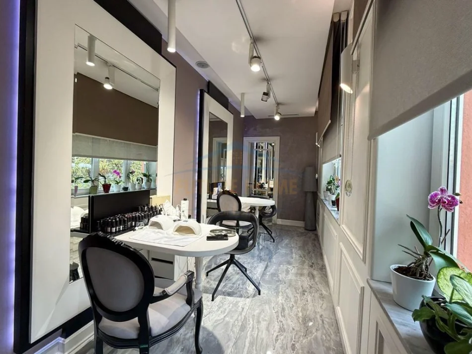 Tirane, shitet ambjent biznesi Kati 1, 120 m² (Pallatet Agimi, Bllok)
