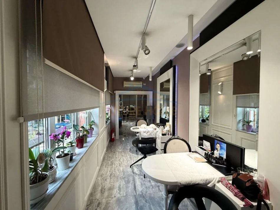 Tirane, shitet ambjent biznesi Kati 1, 120 m² (Pallatet Agimi, Bllok)