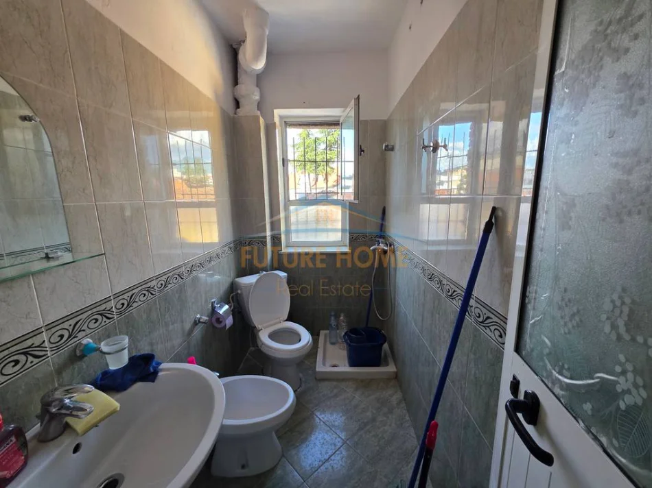 Tirane, jepet me qera apartament 3+1+Ballkon Kati 3, 98 m² 600 € (Rruga e Durresit)