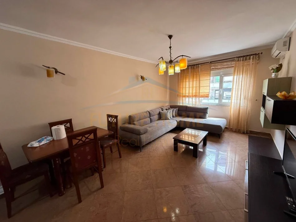Tirane, jepet me qera apartament 1+1 Kati 8, 75 m² 600 € (Sheshi Willson, Tirane,)
