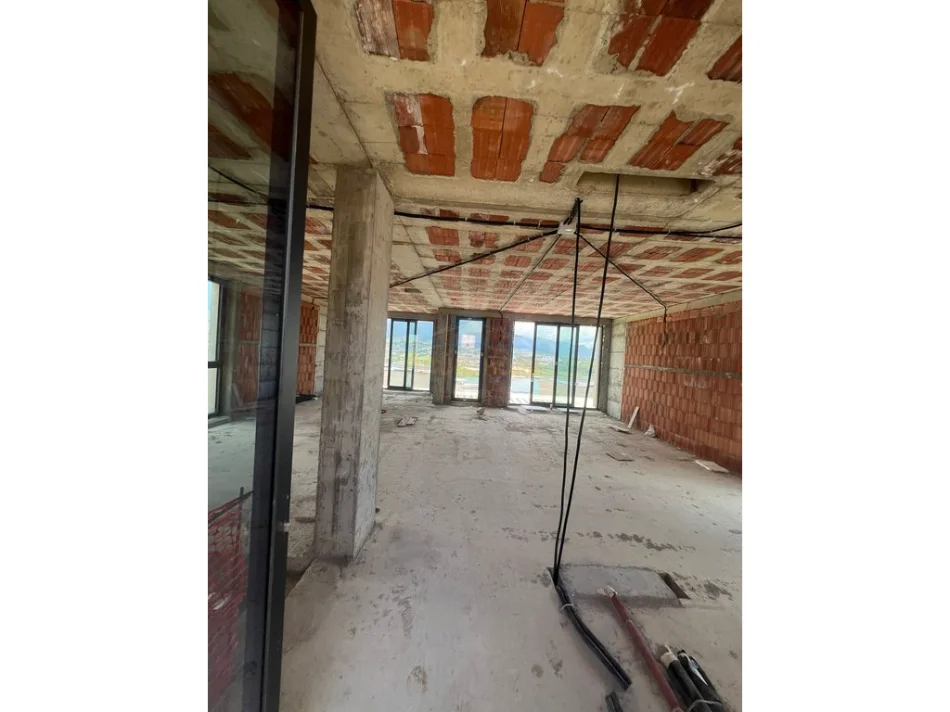 Tirane, shitet Vile Vile 3 Katshe Kati 3, 959 m² 800.000 € (Liqeni i Farkes)