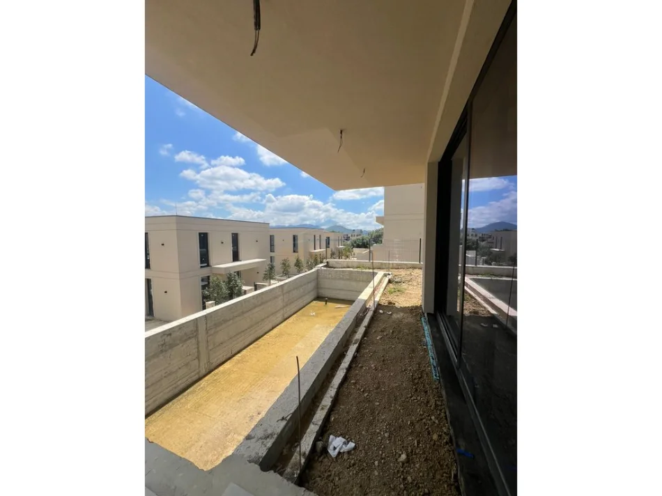 Tirane, shitet Vile Vile 3 Katshe Kati 3, 959 m² 800.000 € (Liqeni i Farkes)