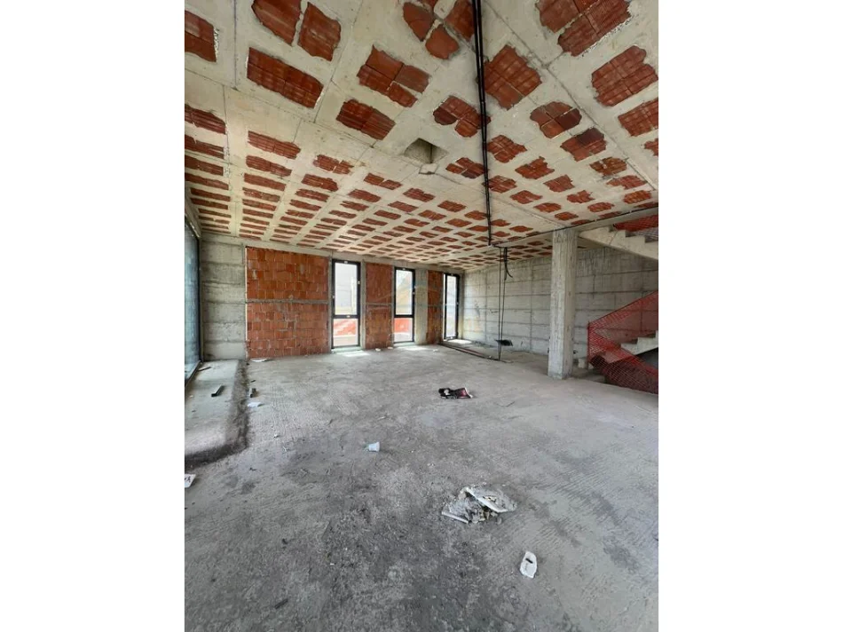 Tirane, shitet Vile Vile 3 Katshe Kati 3, 959 m² 800.000 € (Liqeni i Farkes)