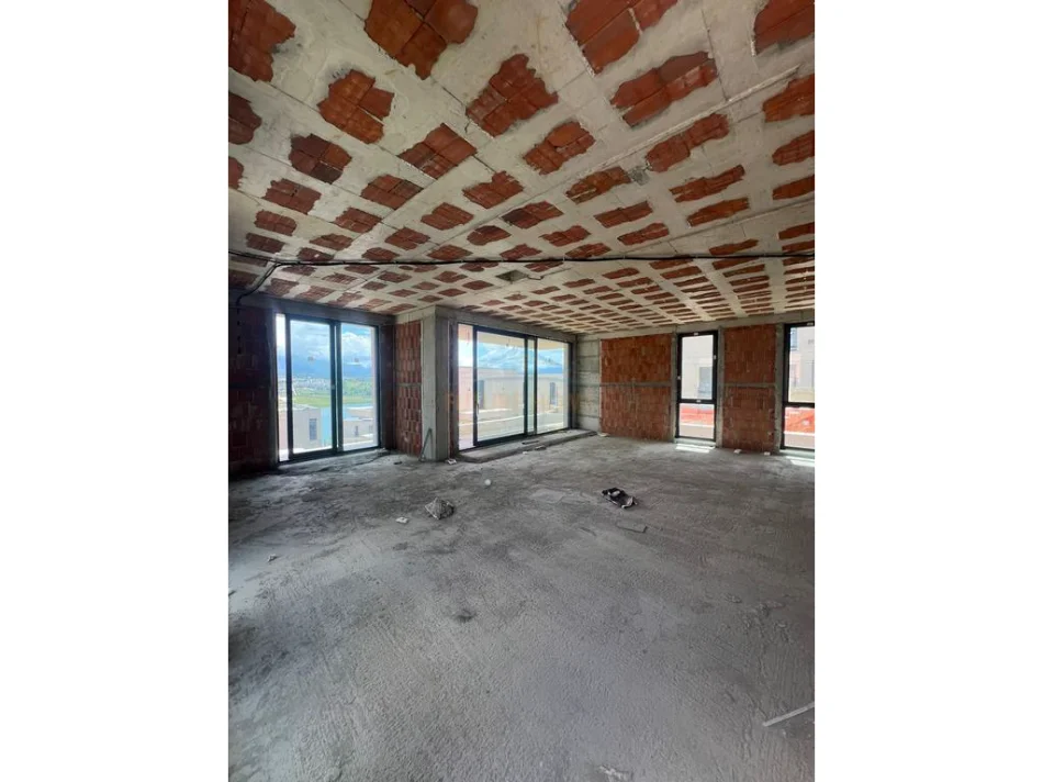 Tirane, shitet Vile Vile 3 Katshe Kati 3, 959 m² 800.000 € (Liqeni i Farkes)