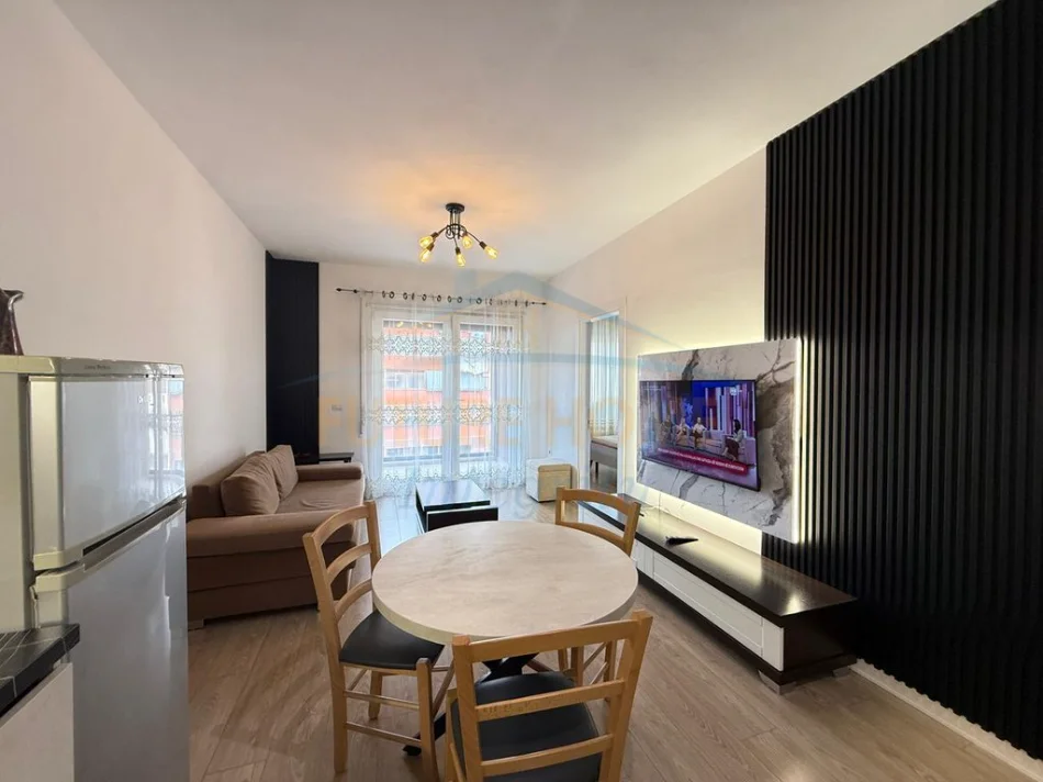 Tirane, jepet me qera apartament 1+1+Ballkon Kati 4, 63 m² 500 € (Ali Demi, prane shkolles Kushtrimi i Lirise)