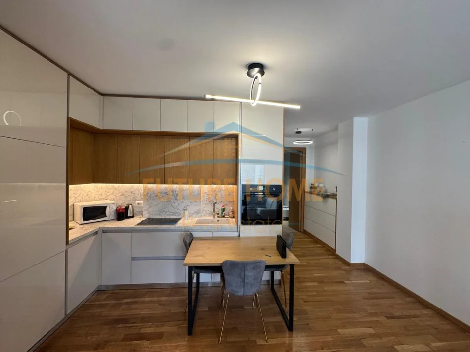 Tirane, jepet me qera apartament 1+1 Kati 10, 80 m² 1.000 € (bllok)