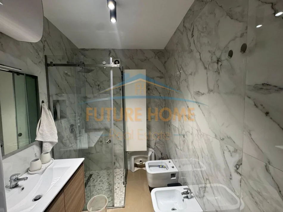 Tirane, jepet me qera apartament 1+1 Kati 10, 80 m² 1.000 € (Blloku,Tirane.)