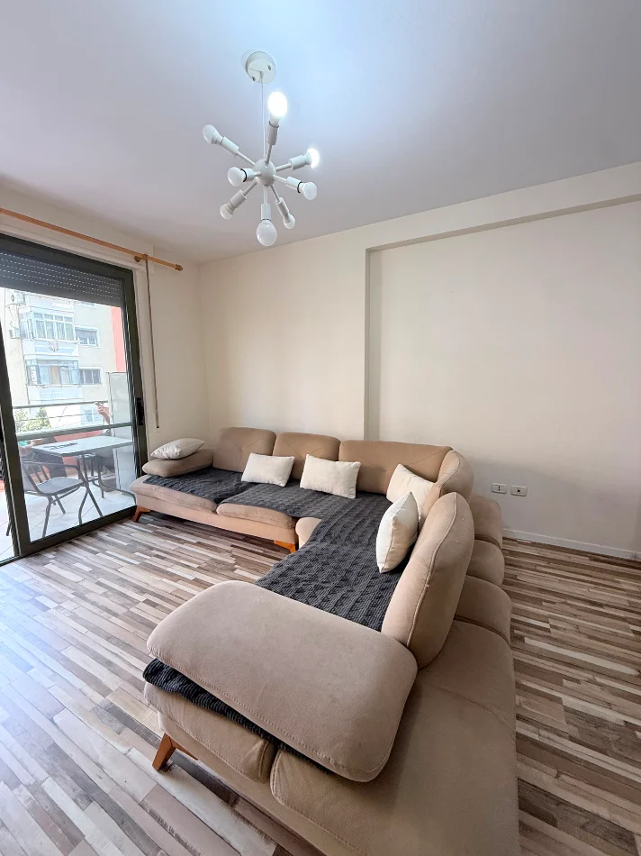Tirane, shitet apartament 2+1+Ballkon Kati 3, 100 m² 265.000 € (Komuna parisit)