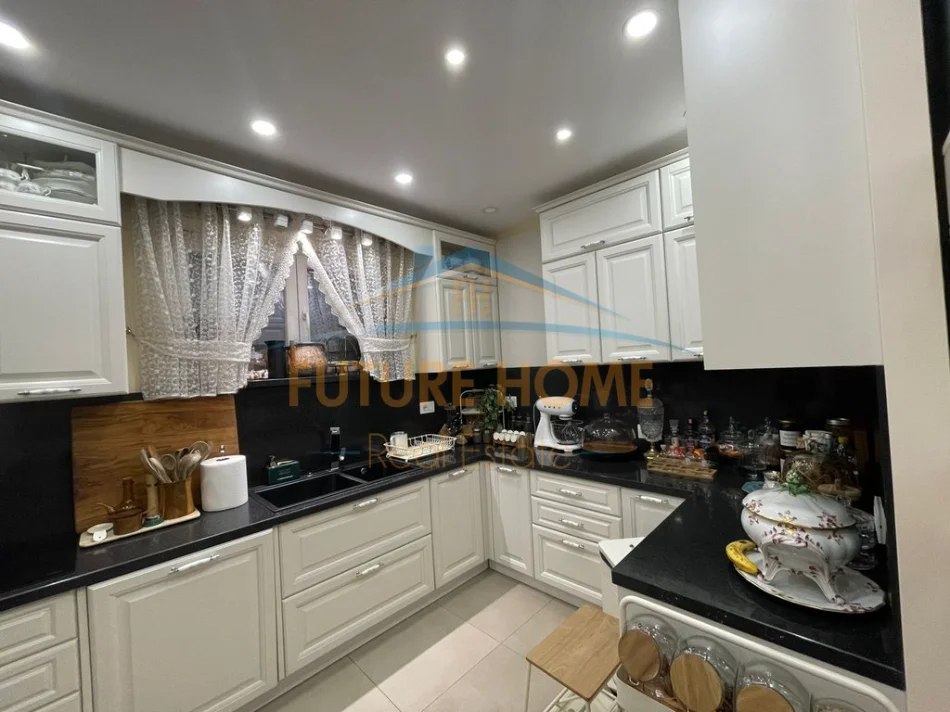 Tirane, shitet apartament 3+1 Kati 7, 131 m² 366.800 € (KOMUNA E PARISIT)