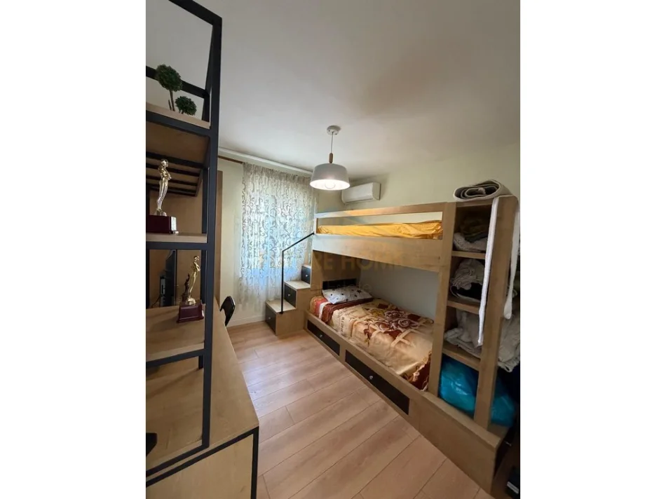 Tirane, shitet shtepi 1 Katshe , 150 m² 220.000 € (Porcelan)