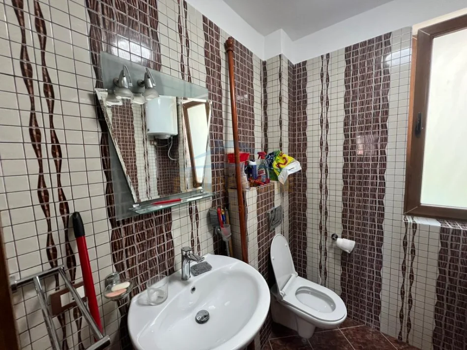 Tirane, jepet me qera apartament 1+1+Ballkon Kati 3, 65 m² 500 € 