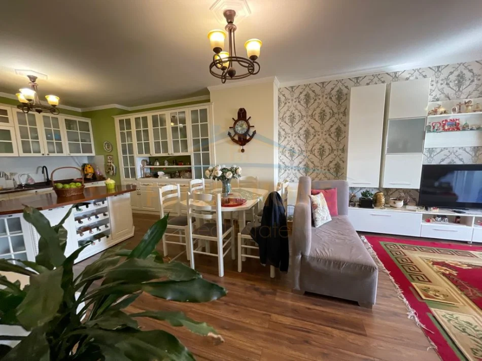 Tirane, shitet shtepi 3+1+Ballkon Kati 0, 102 m² 220.000 € (Porcelan)