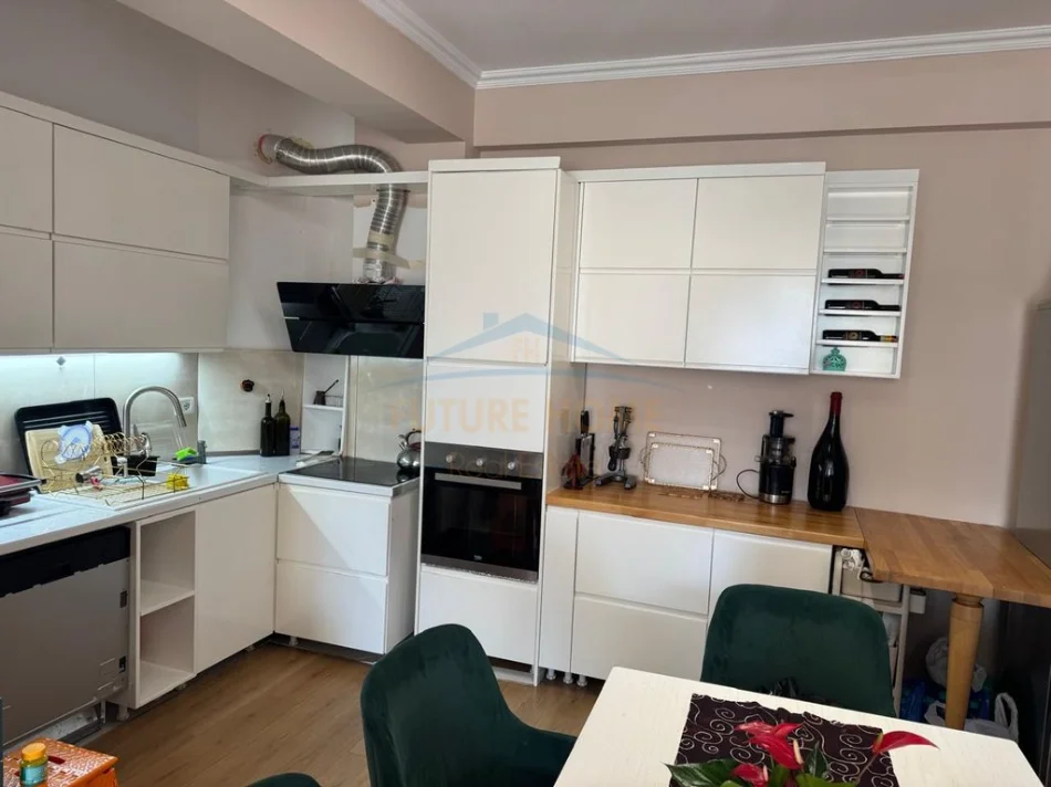 Tirane, jepet me qera apartament 2+1 Kati 7, 116 m² 1.100 € (Liqeni that)