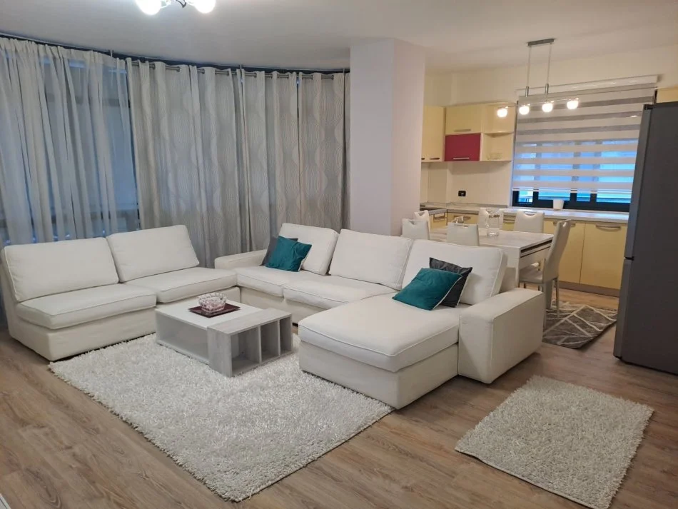 Tirane, jepet me qera apartament 2+1+Ballkon Kati 4, 650 € (Kopshti Zoologjik)