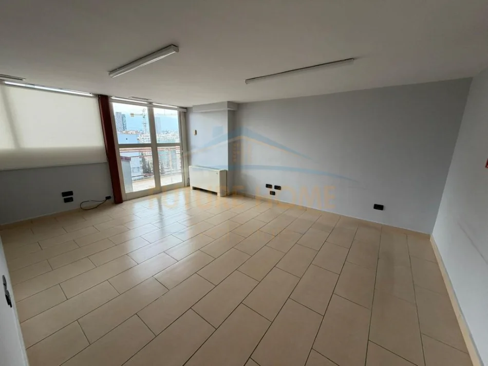 Tirane, jepet me qera ambjent biznesi Kati 9, 448 m² 6.000 € (Rruga e Kavajes)
