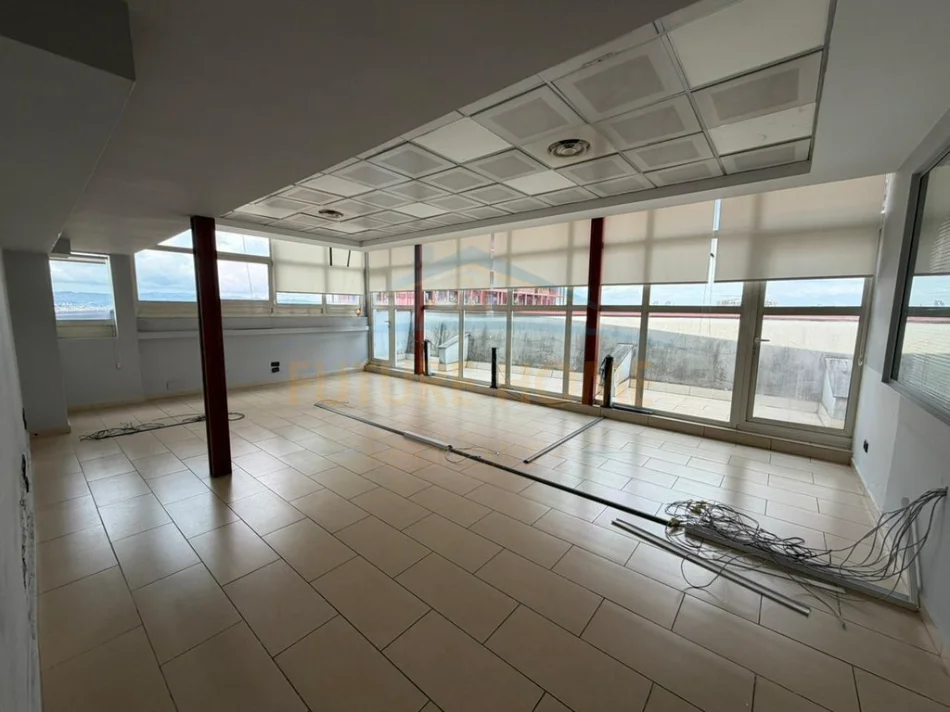 Tirane, jepet me qera Ambjent Zyrash , 450 m² 6.000 € (Rruga e Kavajes)